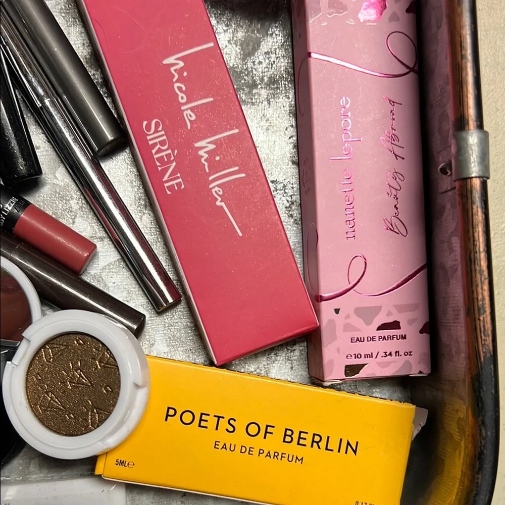 Assorted Makeup Collection - Picture 8 of 12